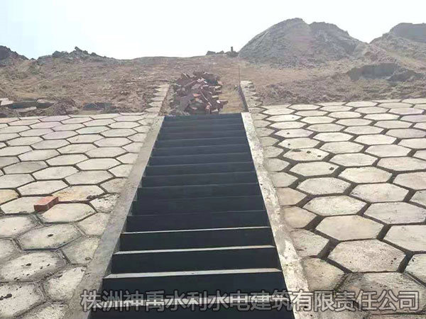 水庫堤壩施工現場